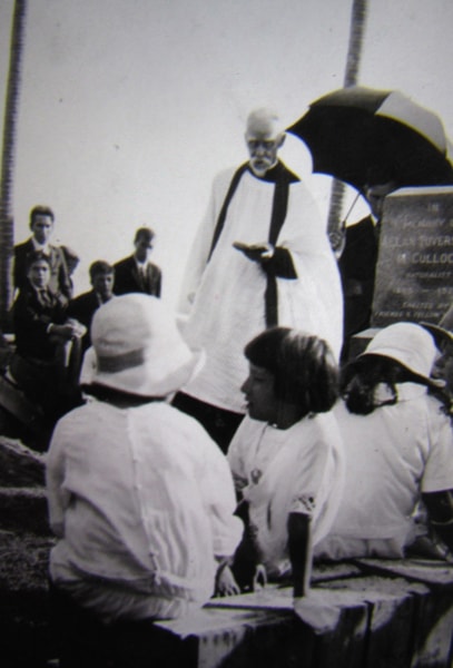 Reverend Clarke Kennedy conducting the memorial service for Allan McCulloch, 13 January 1926. Courtesy LHIHS.